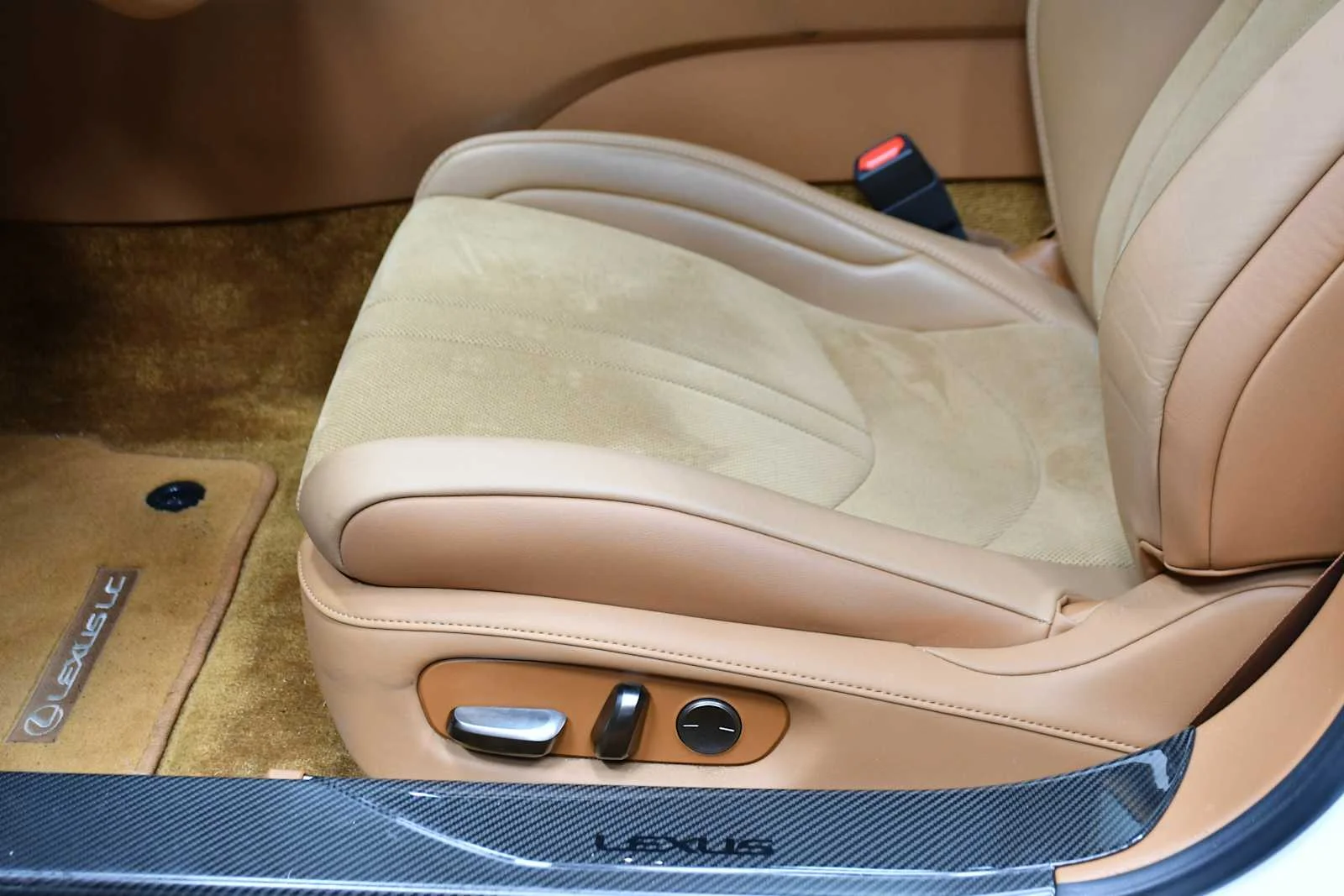 Certified Used 2024 ULTRA WHITE Lexus  image 15
