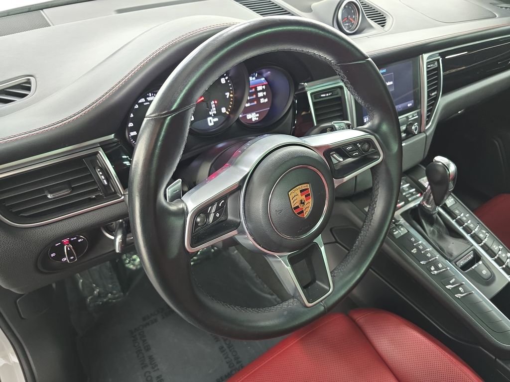 Used 2018  Porsche  image 4