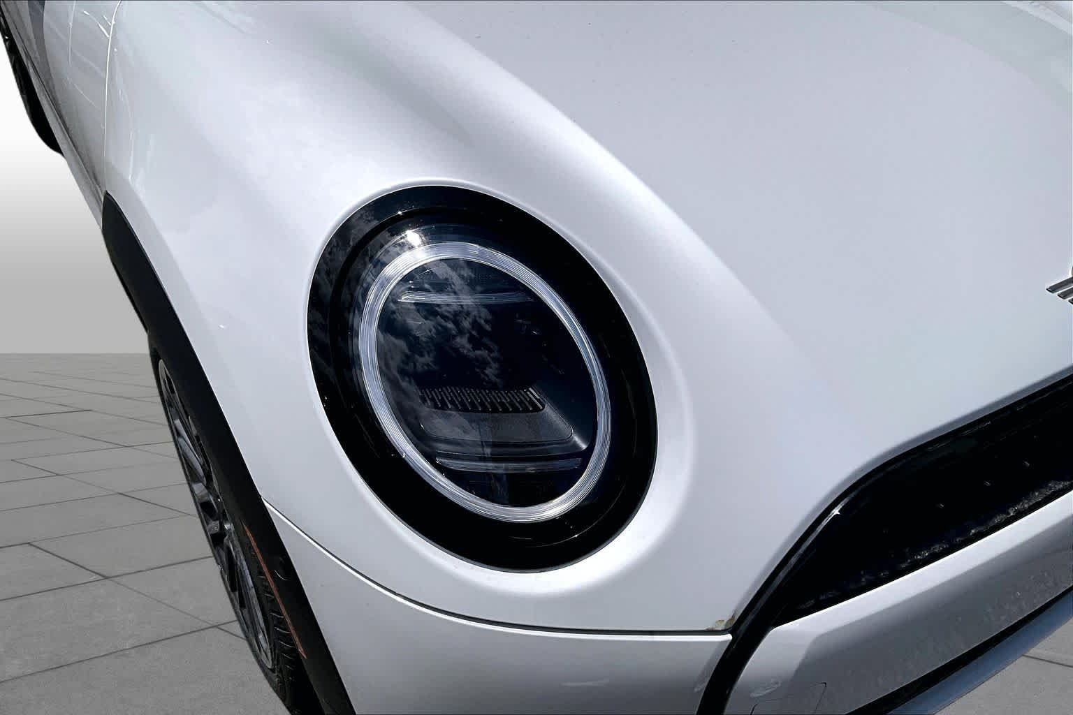 New 2026 Nanuq White Metallic MINI Iconic image 12