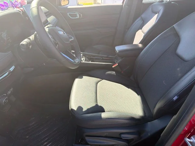 Used 2025 Red Hot Pearlcoat Jeep Latitude image 13