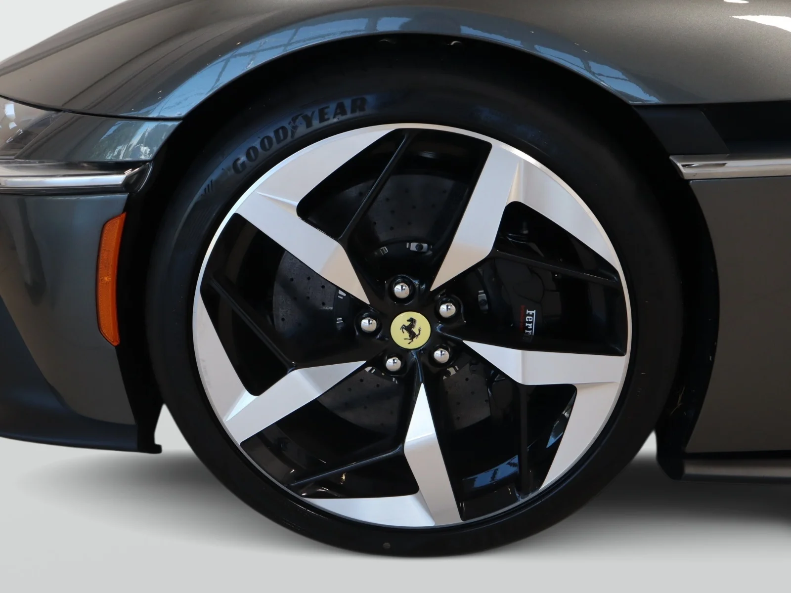 Used 2026 Grigio Silverstone Ferrari Spider image 9