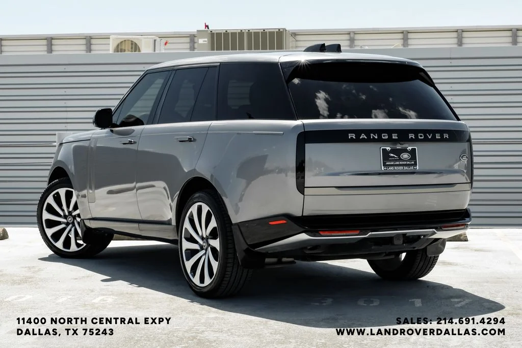 Used 2023 Grey Land Rover SE image 8