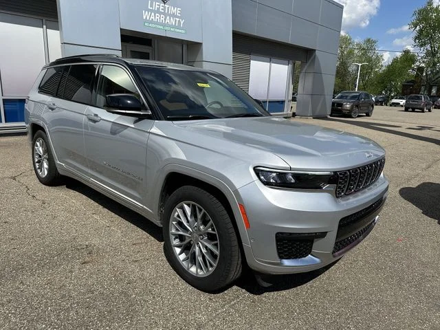 Used 2024 Silver Jeep Summit image 11