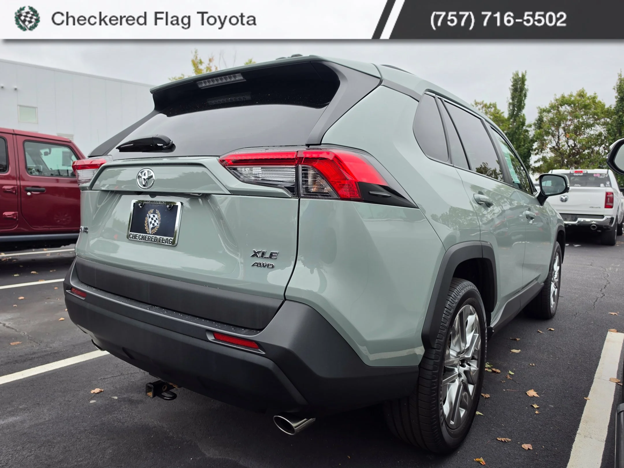 Used 2020 Lunar Rock Toyota XLE Premium image 6