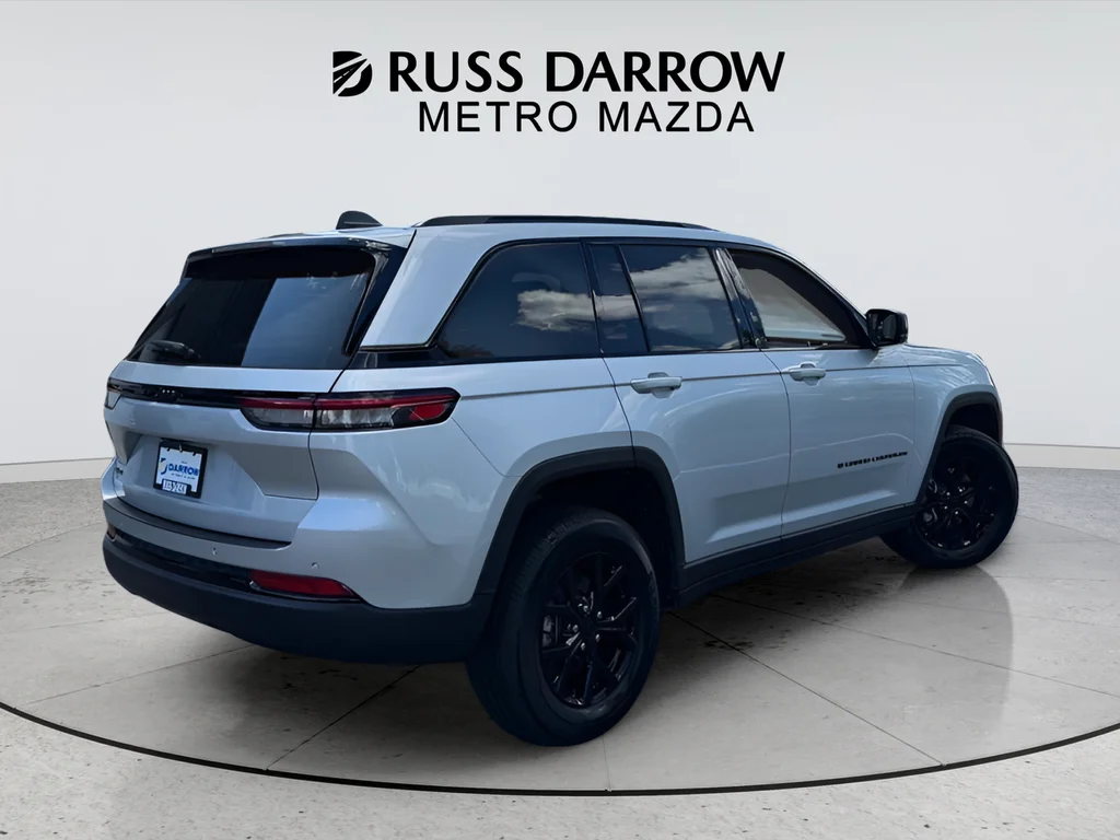 Used 2025 Silver Jeep Altitude image 5