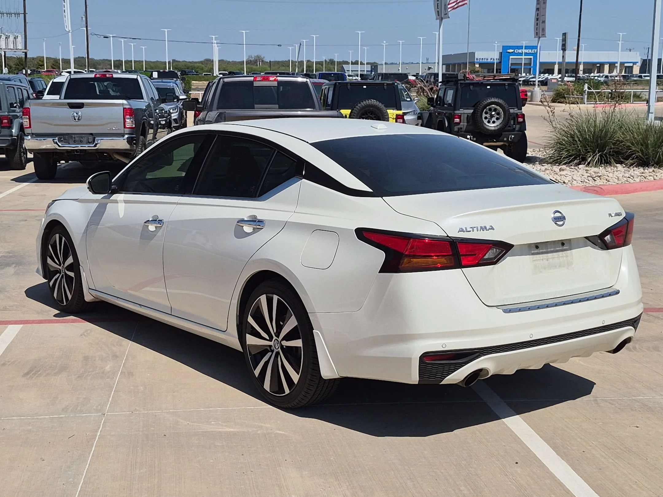 Used 2019 White Nissan 2.5 Platinum image 5