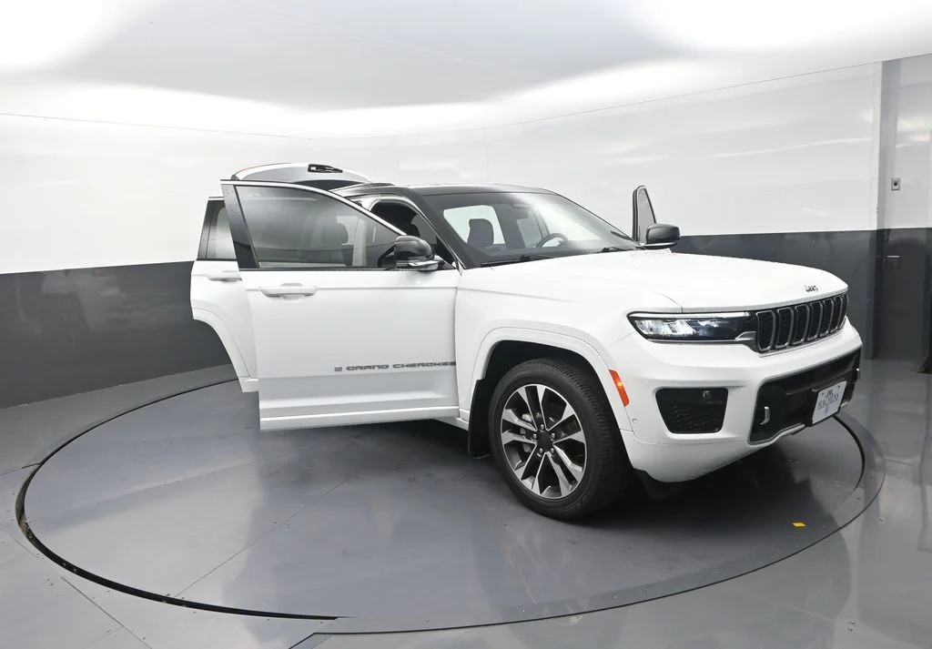 Used 2024 White Jeep Overland image 32
