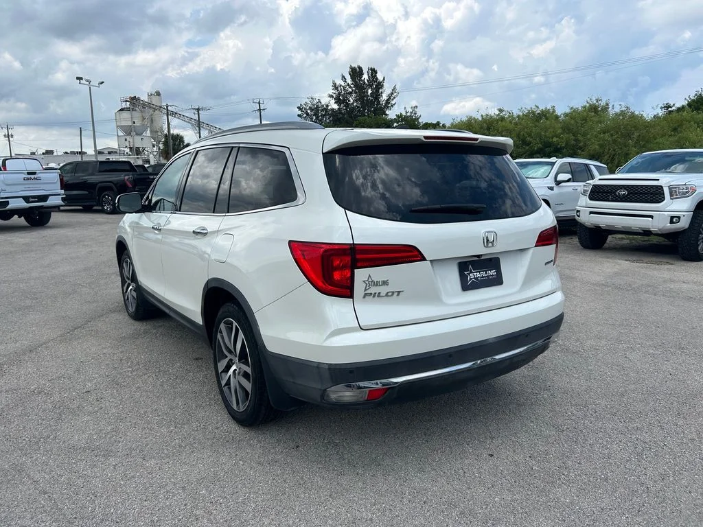 Used 2017  Honda Touring image 11