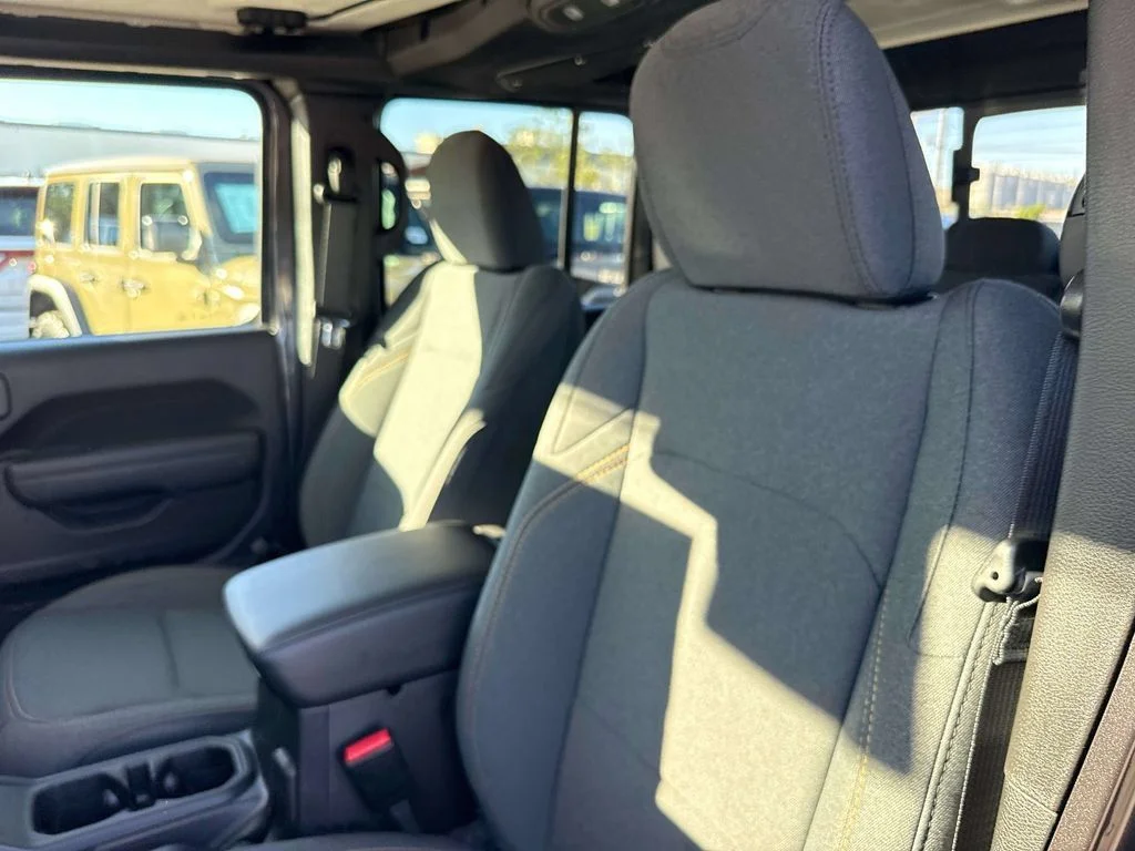 New 2026 Granite Crystal Metallic Clearcoat Jeep Sport S image 23