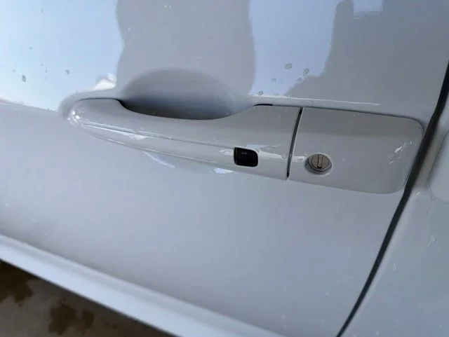 New 2027 Bright White Clear-Coat Exterior Paint Chrysler Select image 11