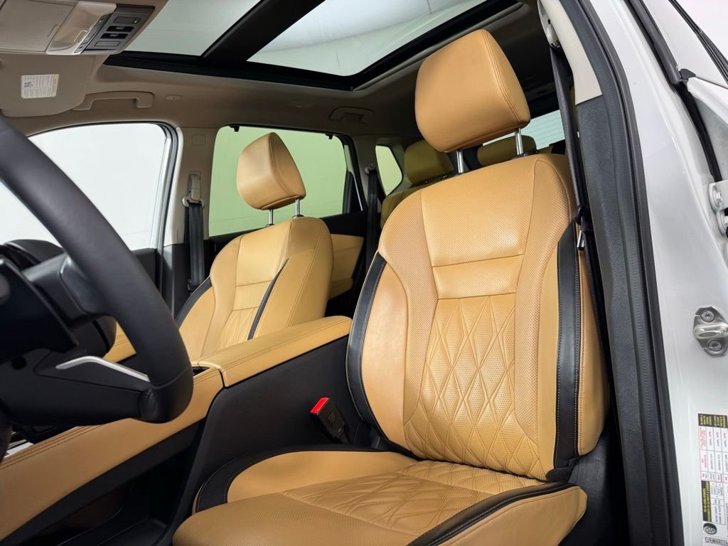 Used 2023 Pearl White Tricoat Nissan Platinum image 15
