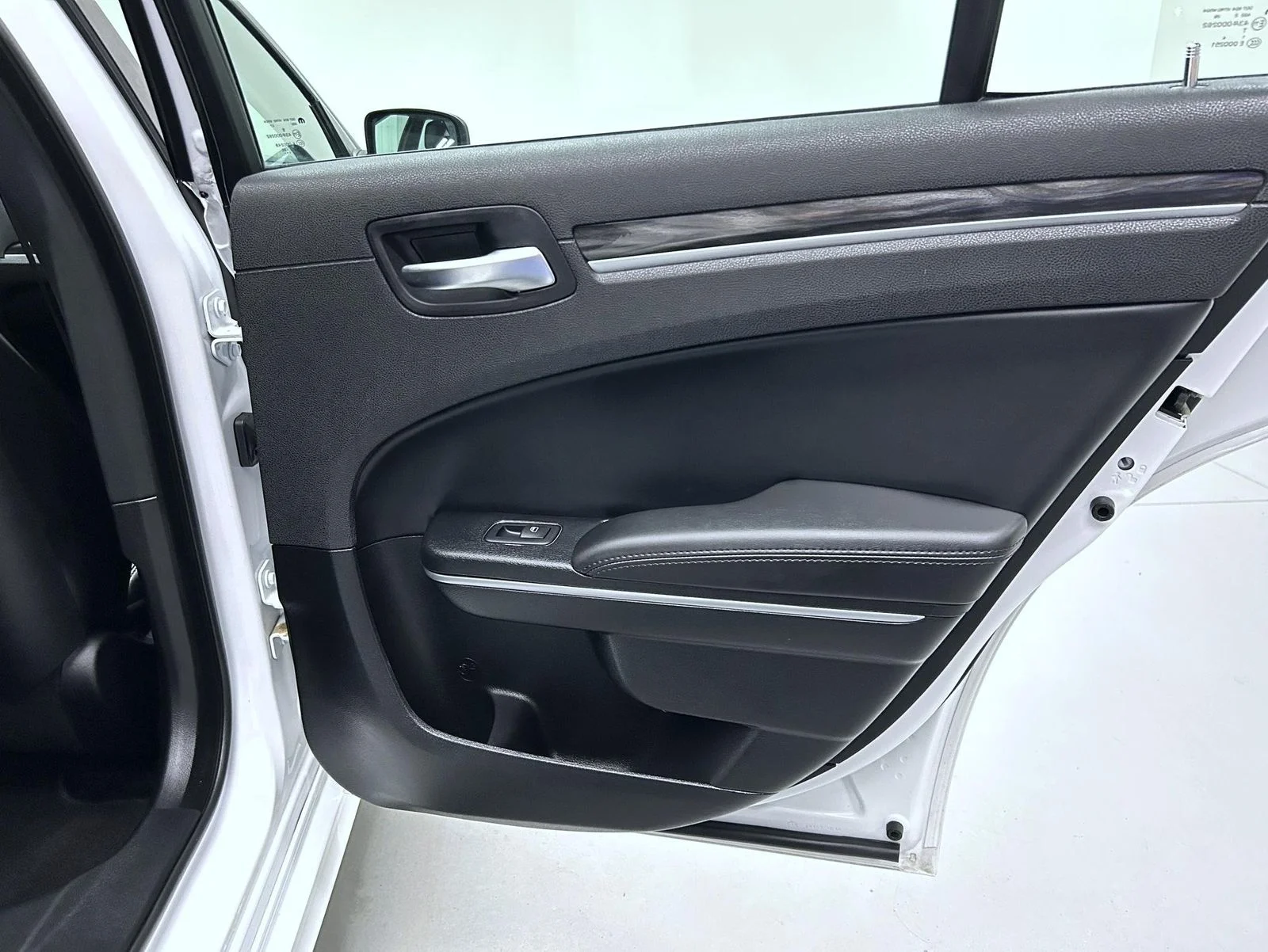Used 2022 White Chrysler Touring image 17