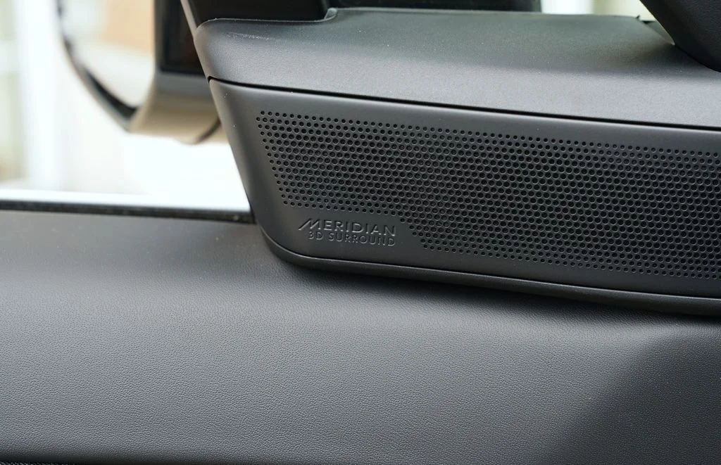 New 2026 Fuji White Land Rover SE image 12
