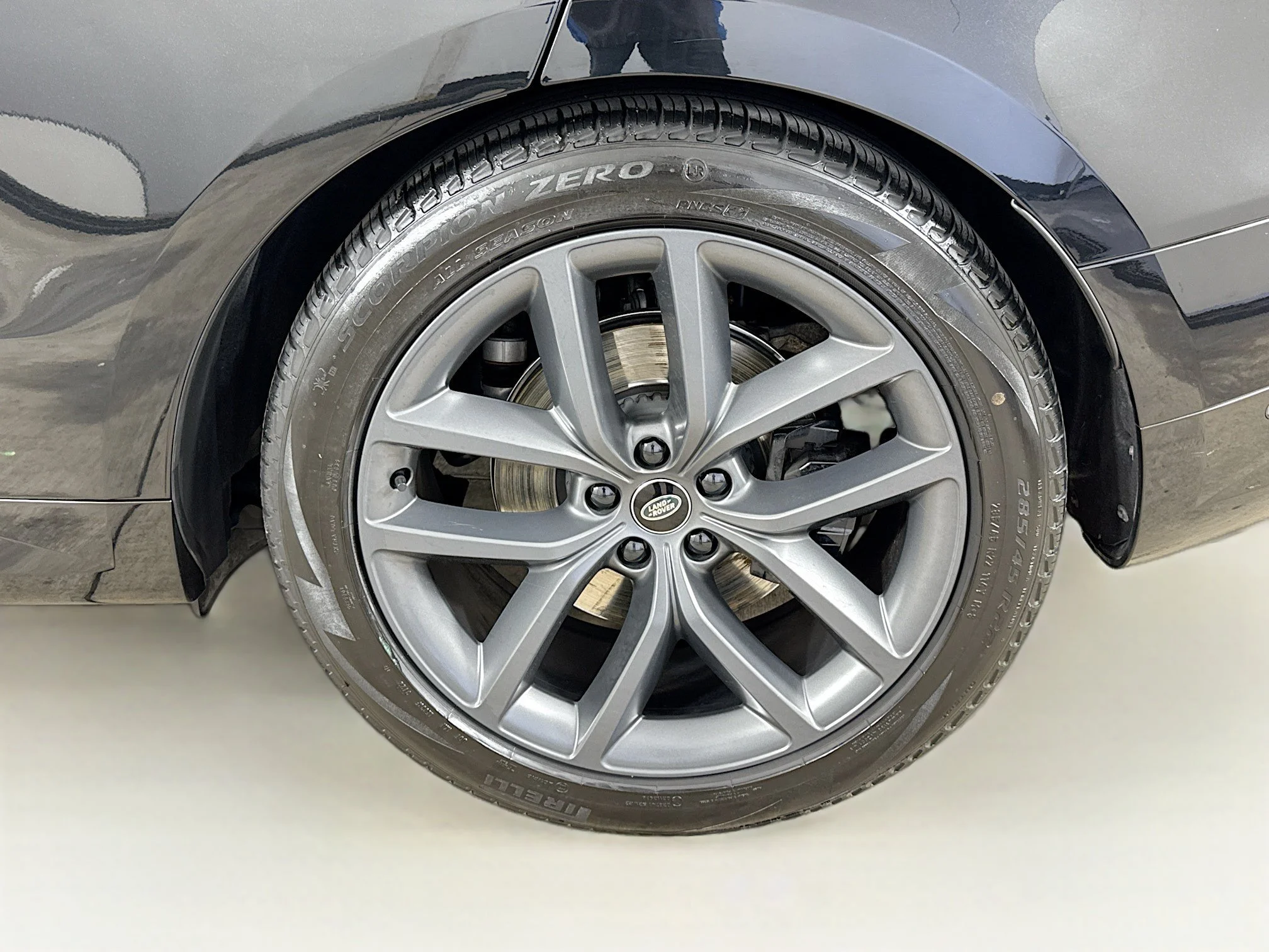 Used 2023  Land Rover SE Dynamic image 34