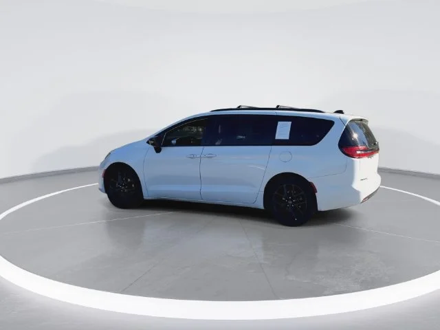 Used 2025 White Chrysler Limited image 11