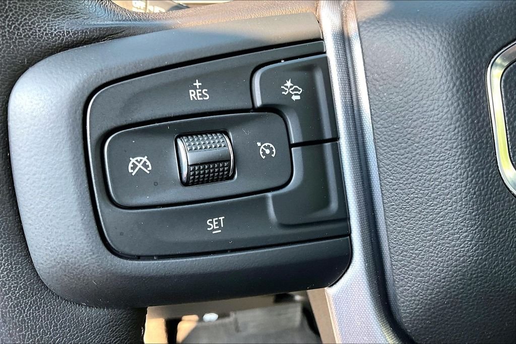 Used 2022 Black GMC SLE image 19