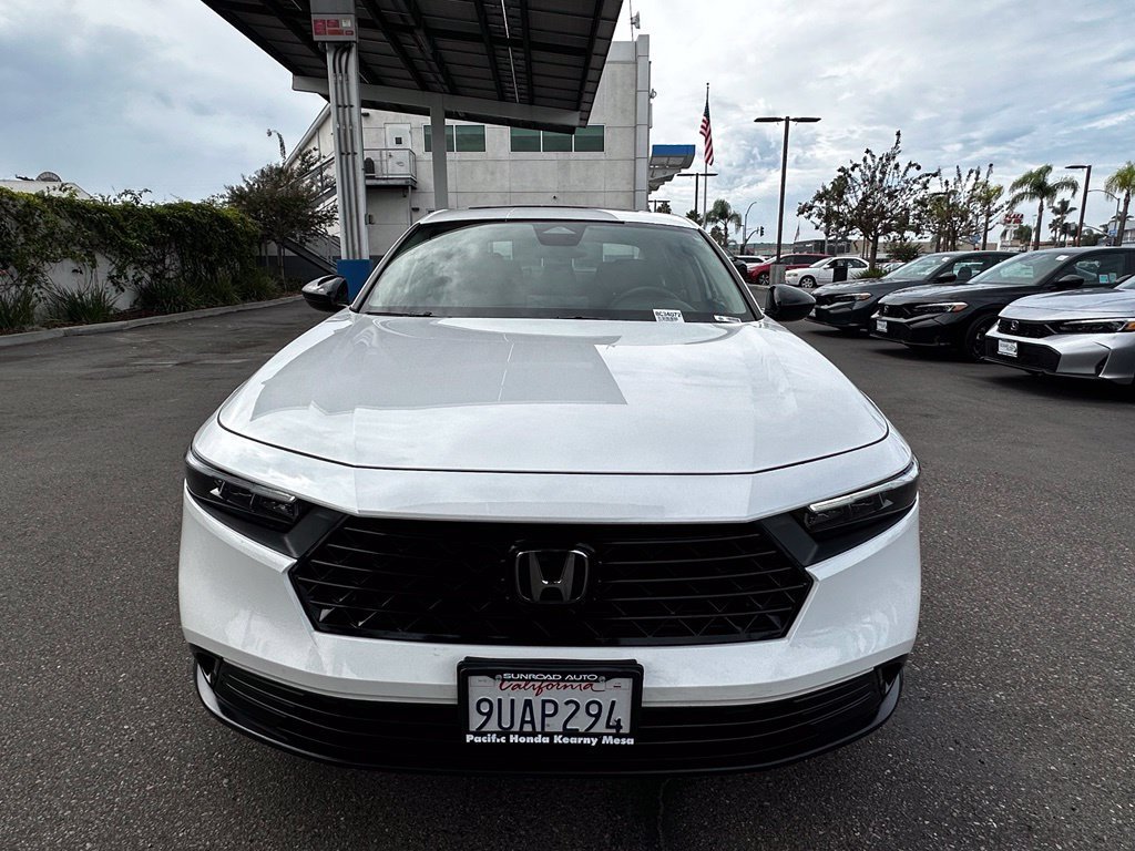 Used 2025 Platinum White Pearl Honda SE image 3