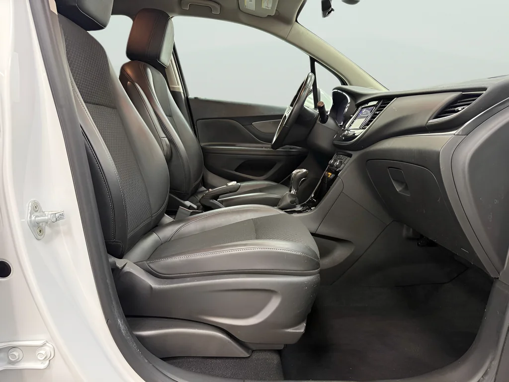 Used 2022 Summit White Buick Preferred image 13