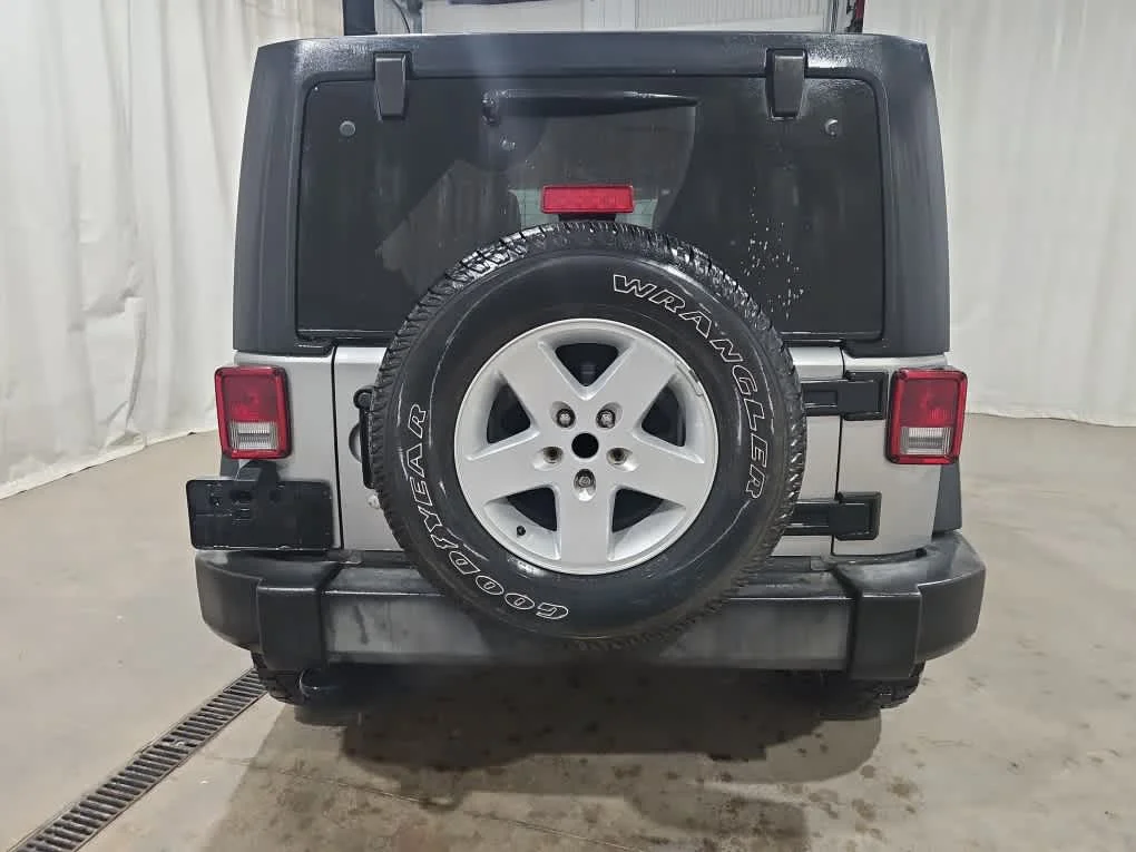 Used 2017 Billet Silver Metallic Clearcoat Jeep Sport image 5