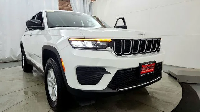 New 2025 Bright White Clear-Coat Exterior Paint Jeep Laredo image 21