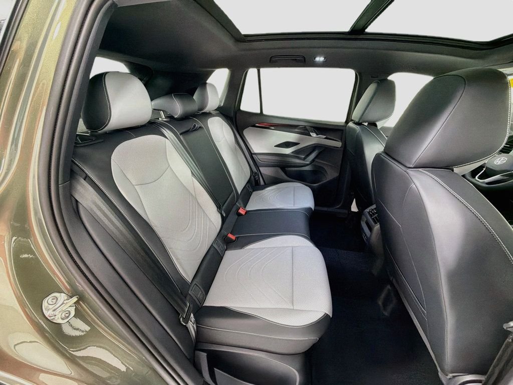 New 2026 Avocado Green w/Deep Black Roof Volkswagen 2.0T SE R-Line Black 4MOTION image 28