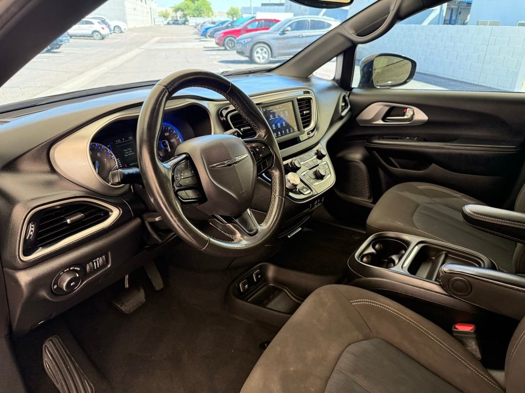 Used 2020 Brilliant Black Crystal Pearlcoat Chrysler Touring image 27