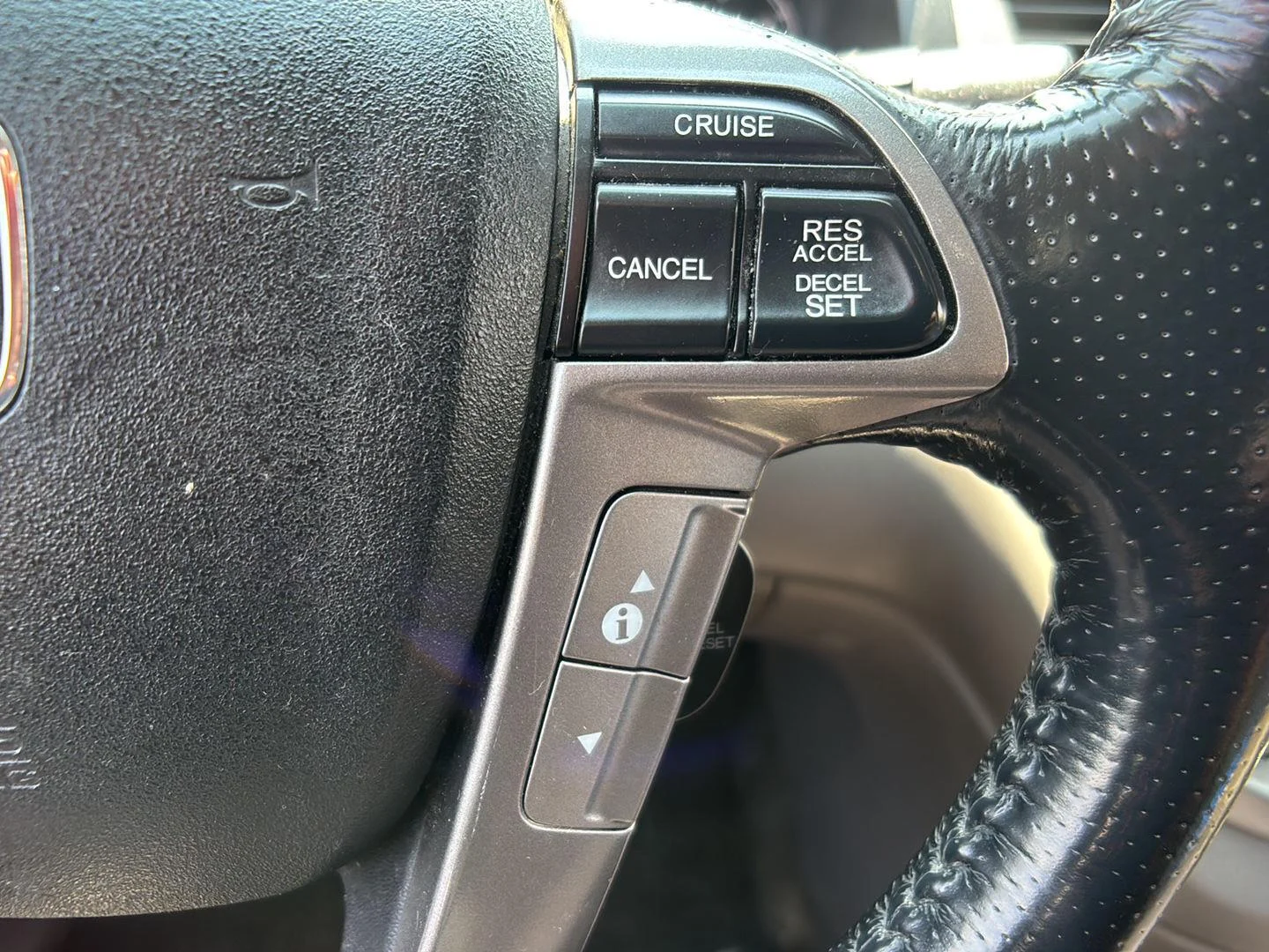 Used 2016 Crystal Black Pearl Honda Touring image 29
