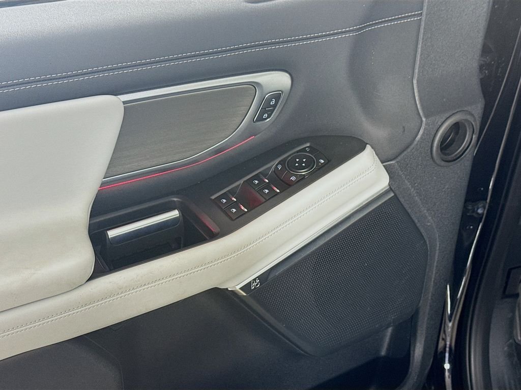 Used 2025 Agate Black Metallic Ford Platinum image 22
