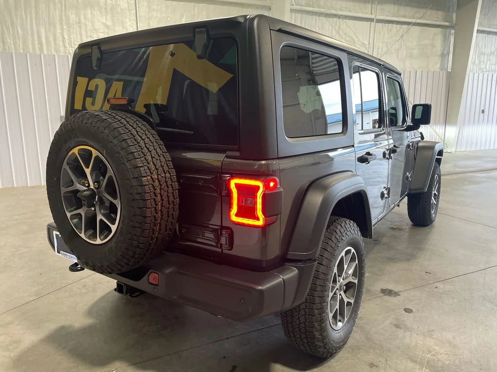 New 2026 Granite Crystal Metallic Clearcoat Jeep Sport S image 5