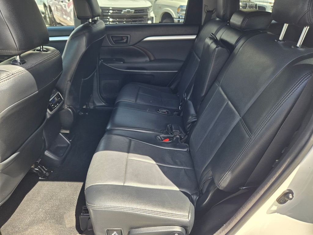 Used 2015 White Toyota LE image 9