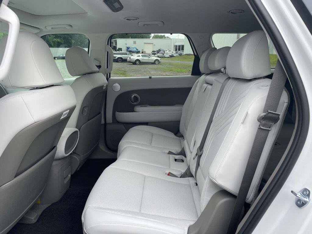 New 2026 White Hyundai SEL Premium 8P image 11