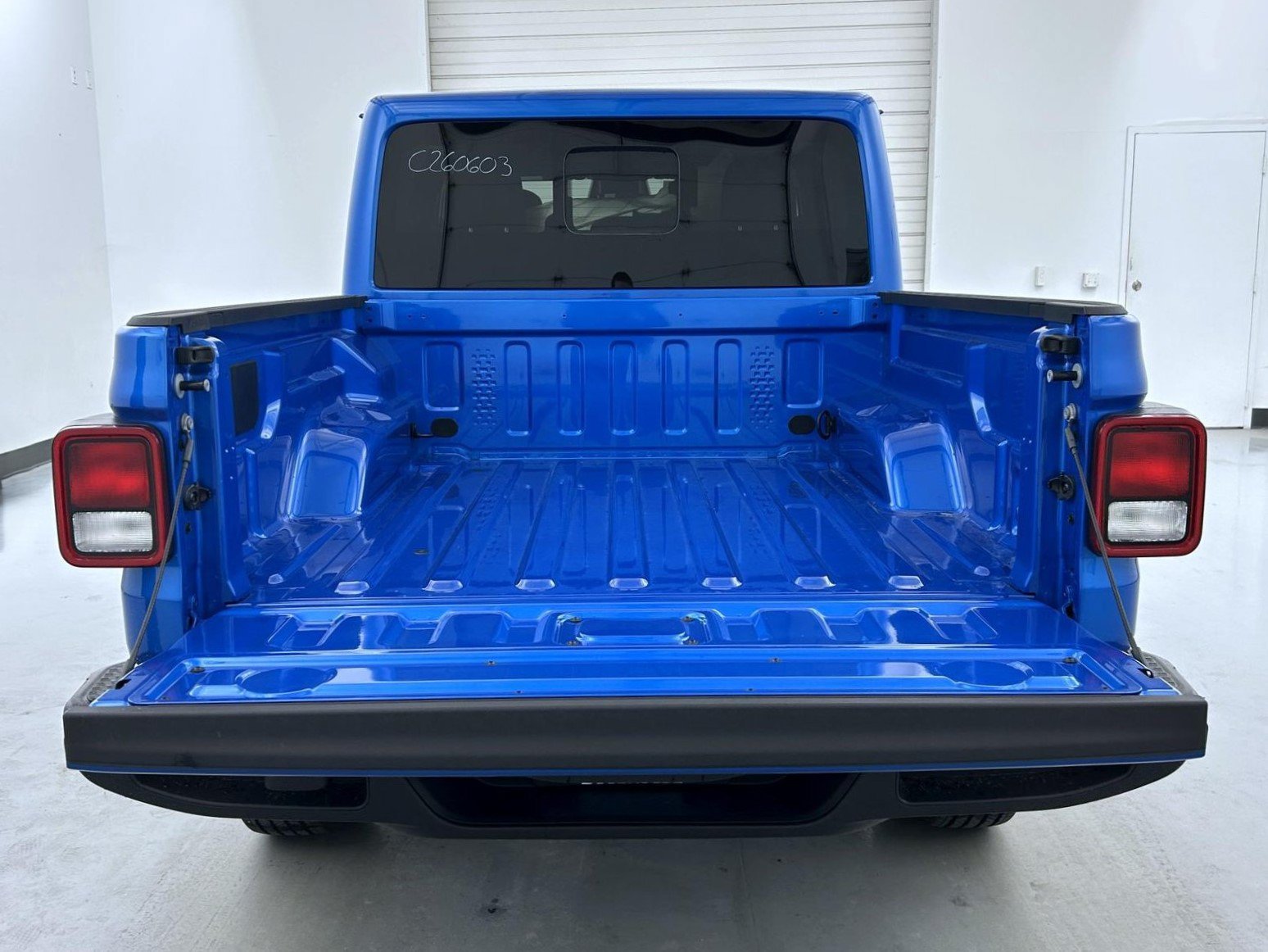 New 2026 Hydro Blue Pearl-Coat Exterior Paint Jeep Sport S image 21