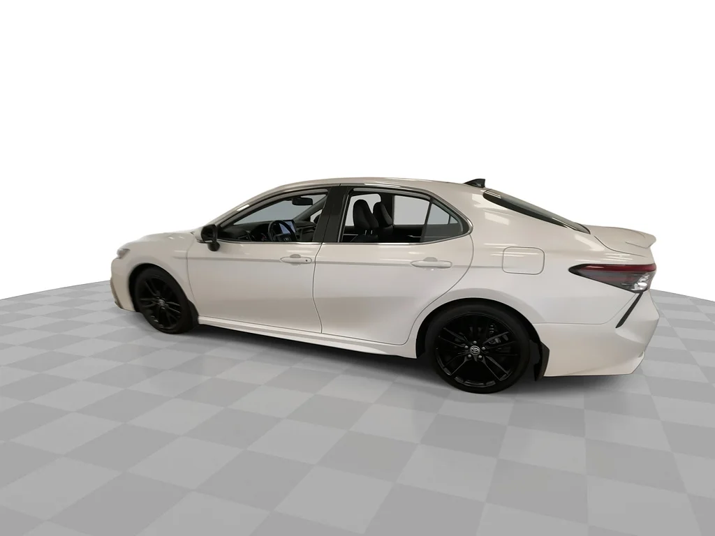 Used 2022  Toyota XSE image 7