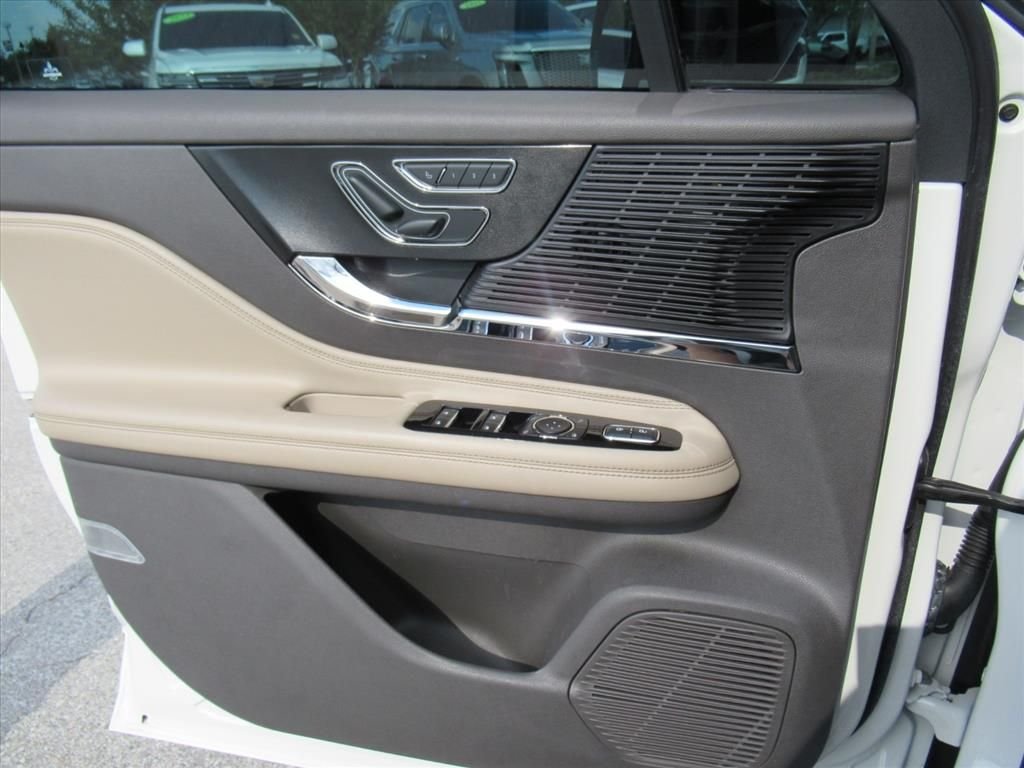 Used 2022 White Lincoln Standard image 19