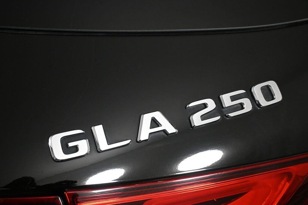 Used 2022 Cosmos Black Metallic Mercedes-Benz GLA 250 image 28