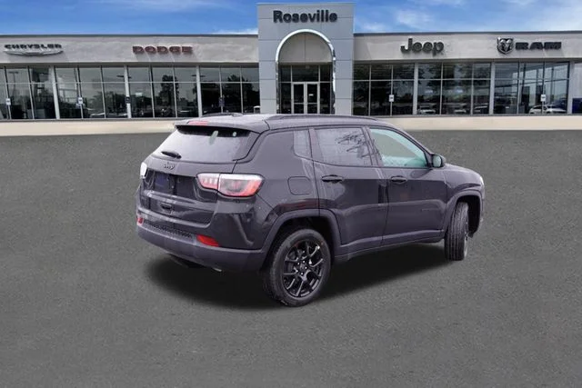 New 2026 Diamond Black Crystal Pearl-Coat Exterior Paint Jeep Altitude image 3