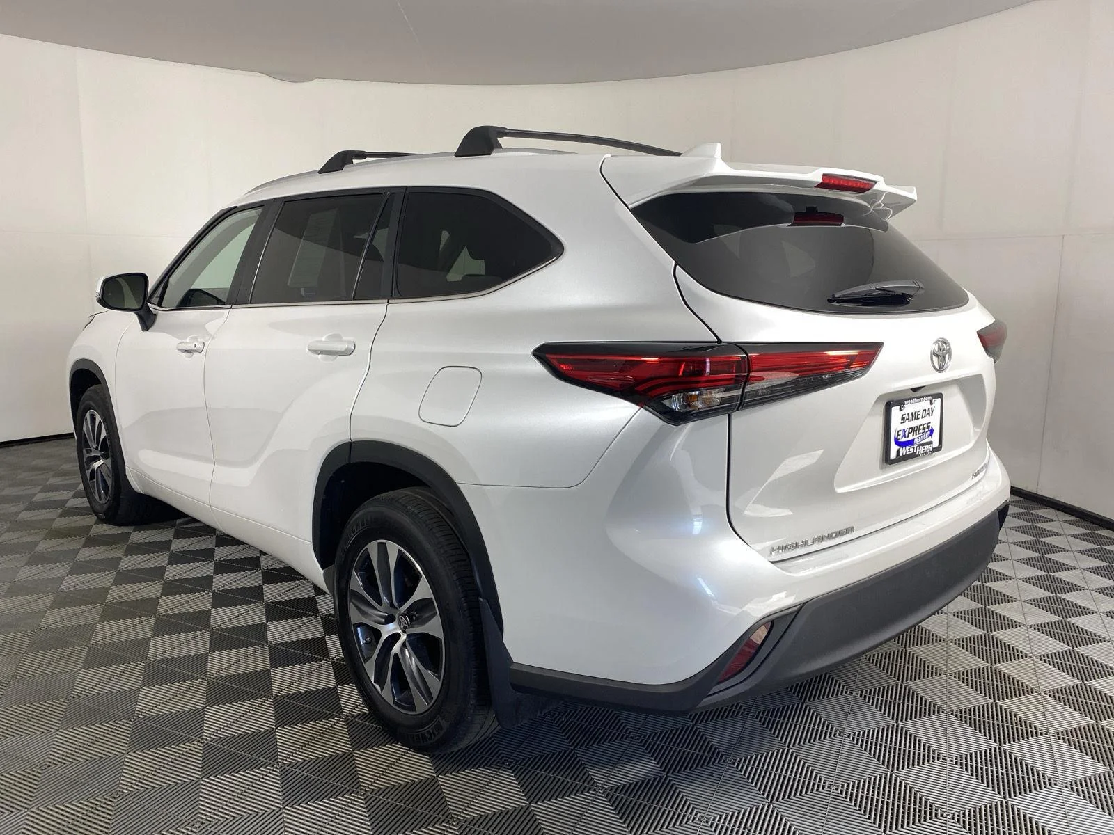 Used 2023 Wind Chill Pearl Toyota XLE image 15