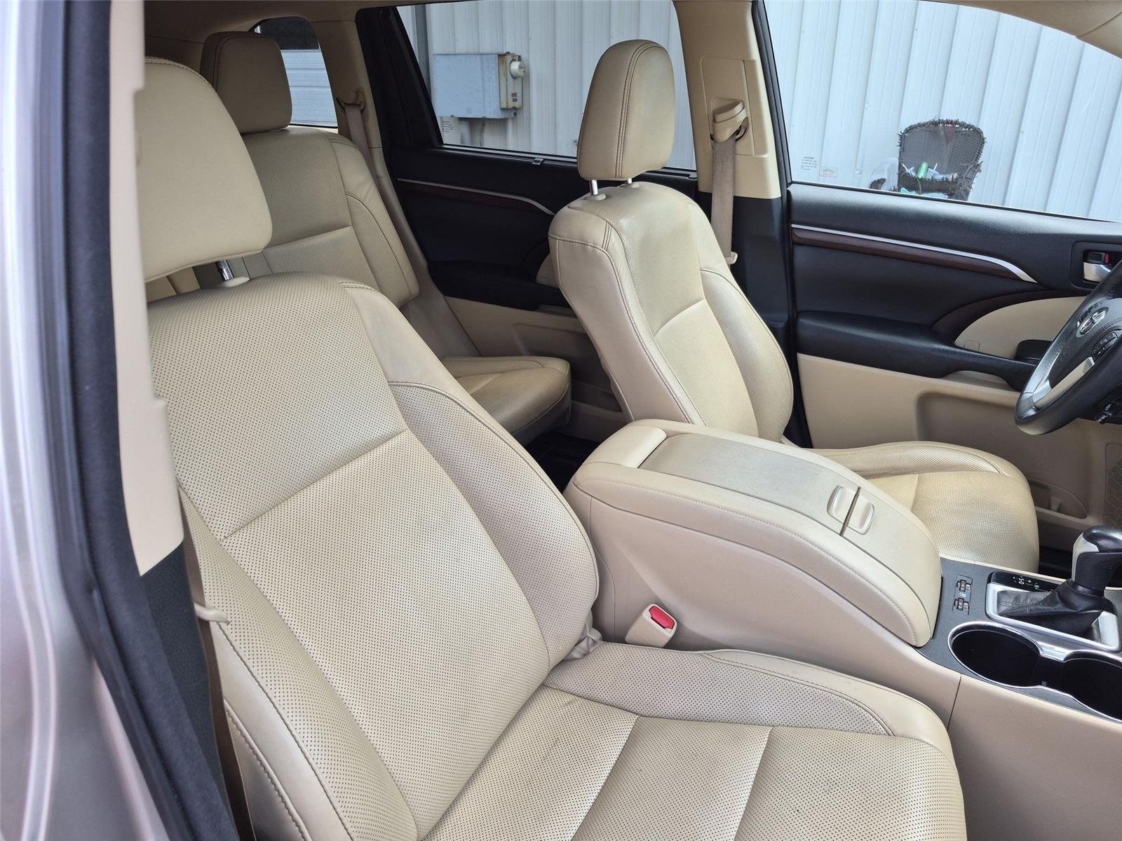 Used 2016  Toyota Limited image 39