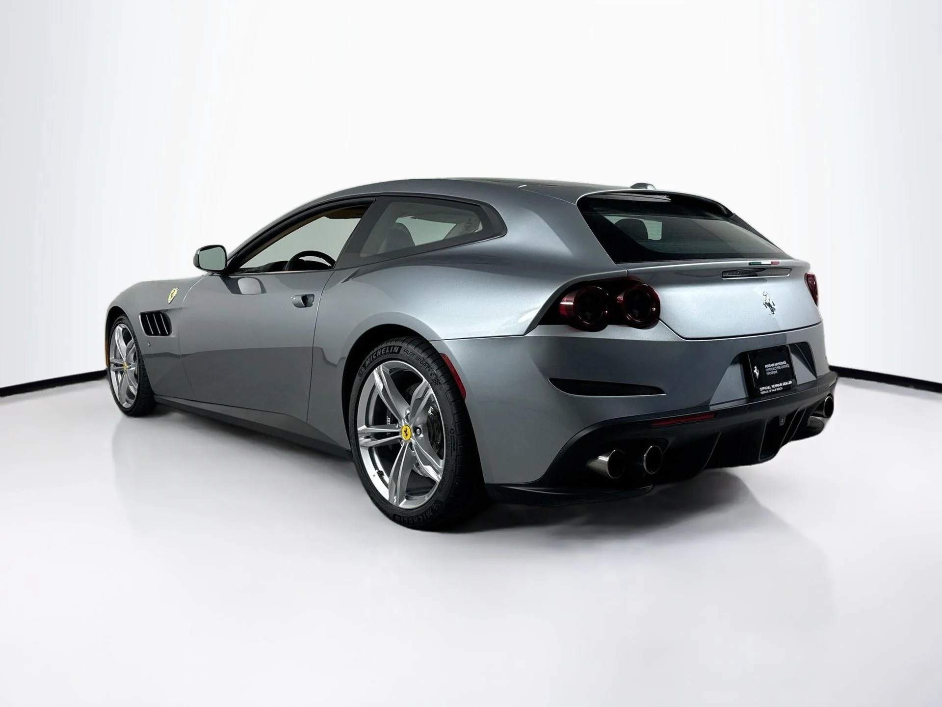 Certified Used 2018 Grigio Titanio Metall Ferrari V12 image 5