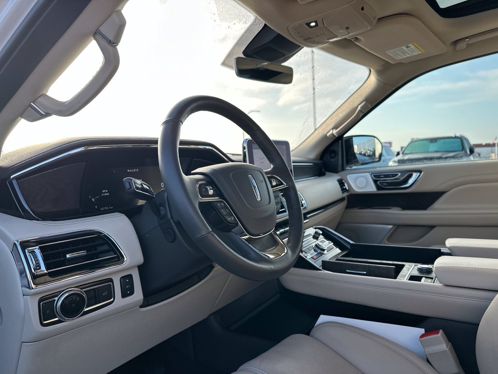 Used 2019 White Lincoln Reserve image 14