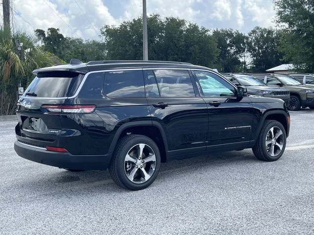 New 2026 Diamond Black Crystal Pearl-Coat Exterior Paint Jeep Limited image 4