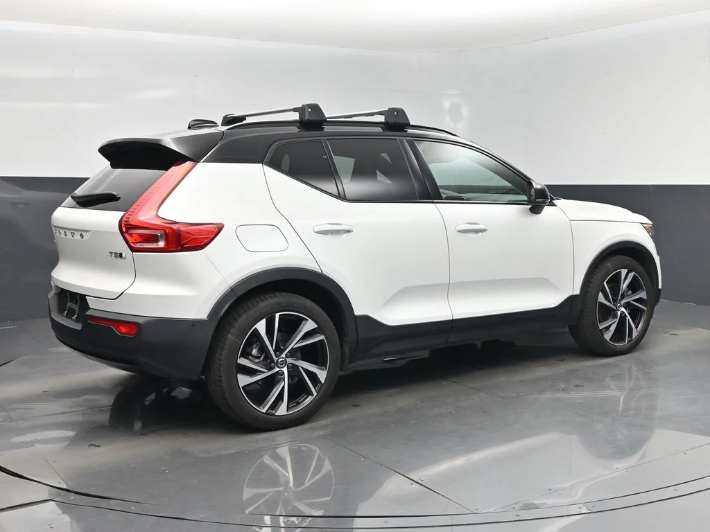 Used 2022 White Volvo R-Design image 3