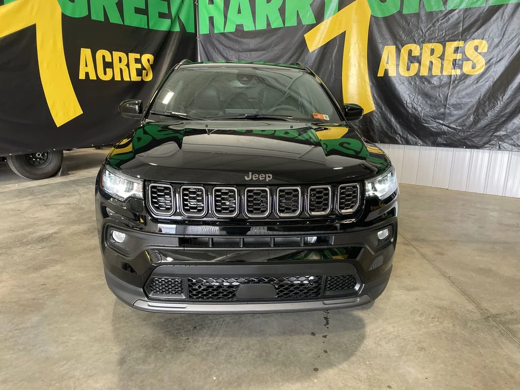 New 2026 Diamond Black Crystal Pearl-Coat Exterior Paint Jeep Latitude Altitude image 2