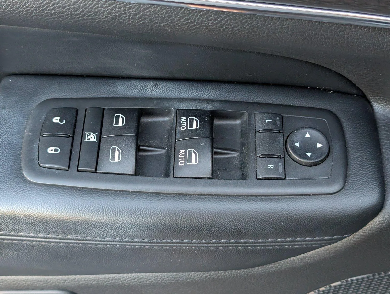 Used 2018 Granite Crystal Metallic Clearcoat Jeep Limited image 19