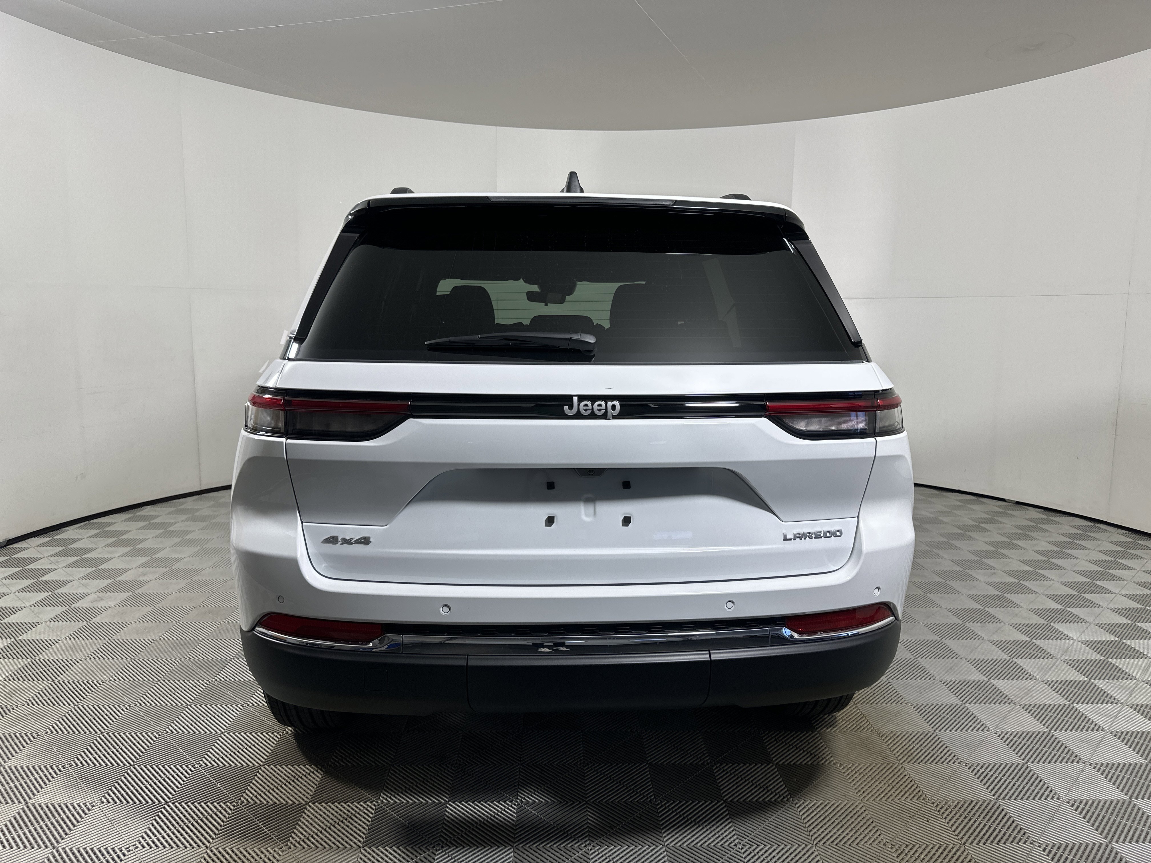 New 2026 Bright White Clear-Coat Exterior Paint Jeep Laredo X image 6