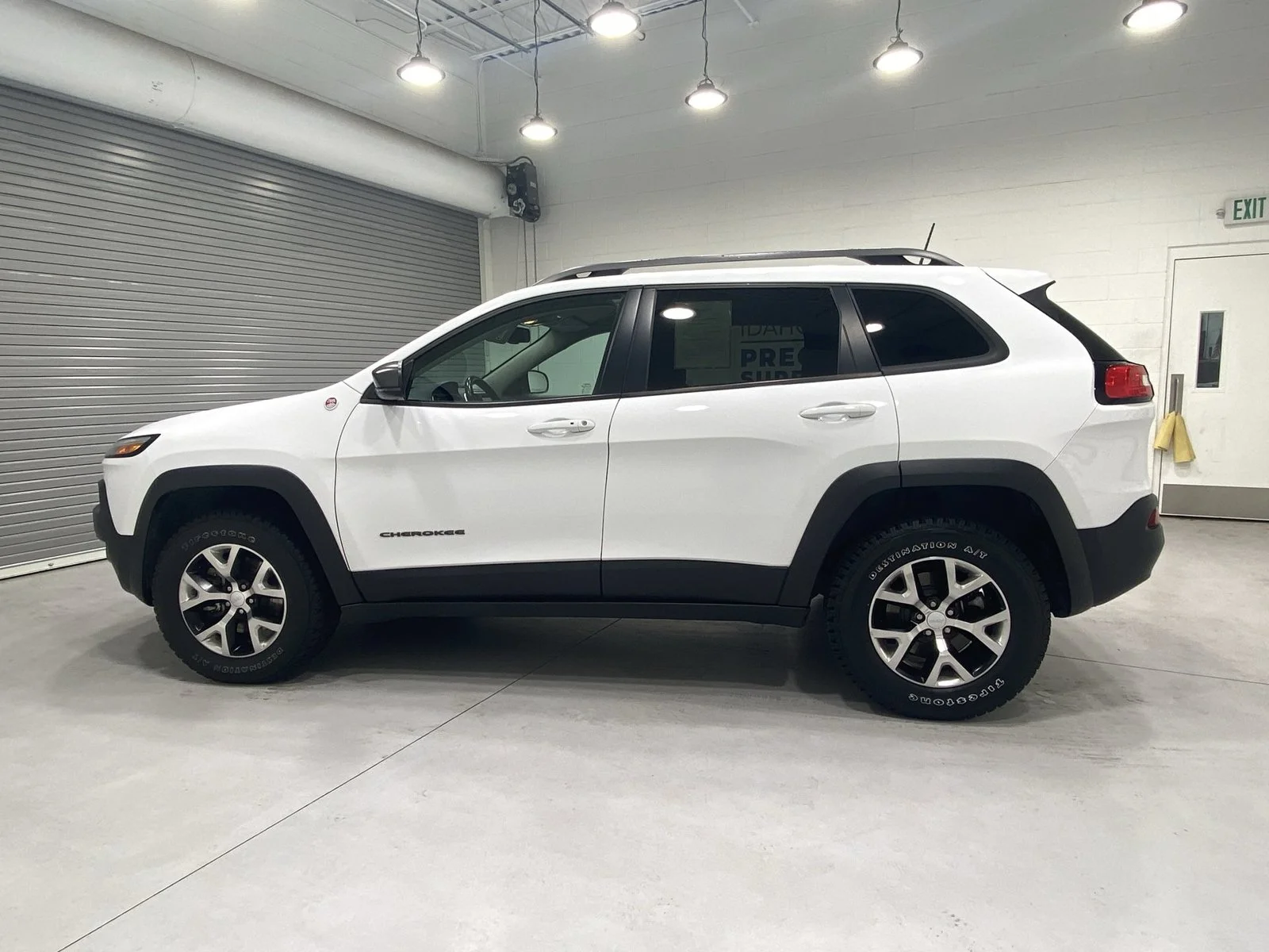 Used 2018 White Jeep Trailhawk image 5
