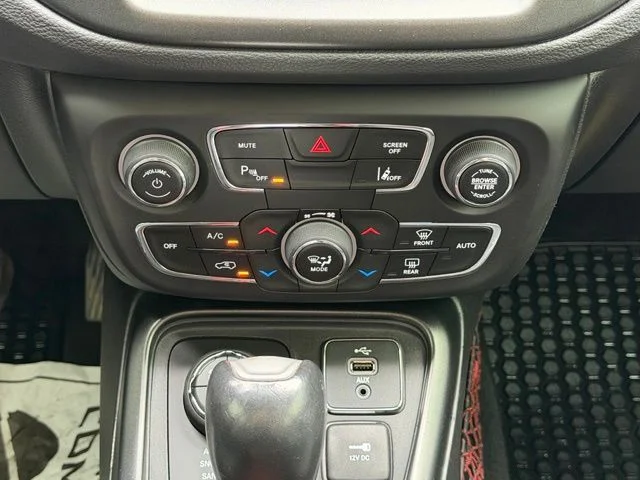Used 2018 Spitfire Orange Clearcoat Jeep Trailhawk image 28