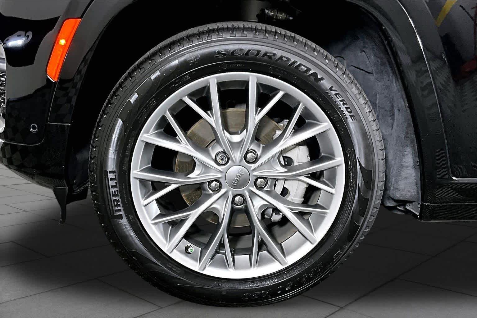 Used 2022 Diamond Black Crystal Pearlcoat Jeep Summit image 10