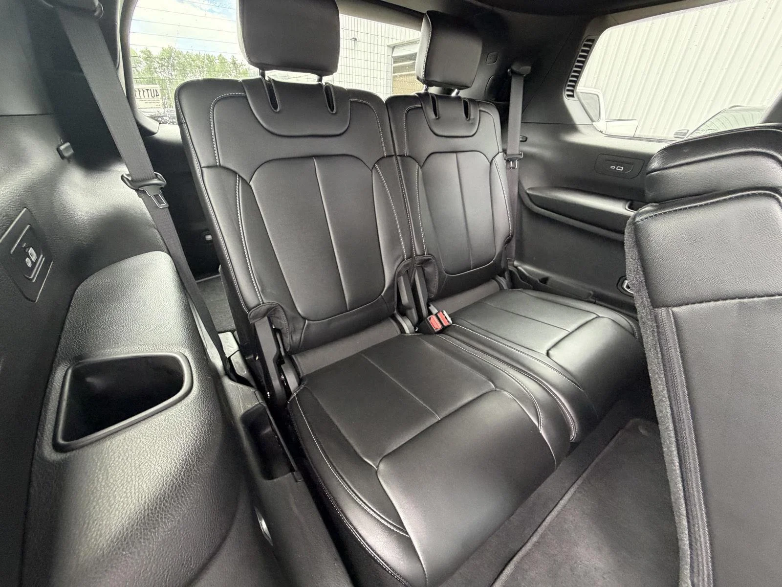Used 2025 Diamond Black Crystal Pearlcoat Jeep Limited image 21