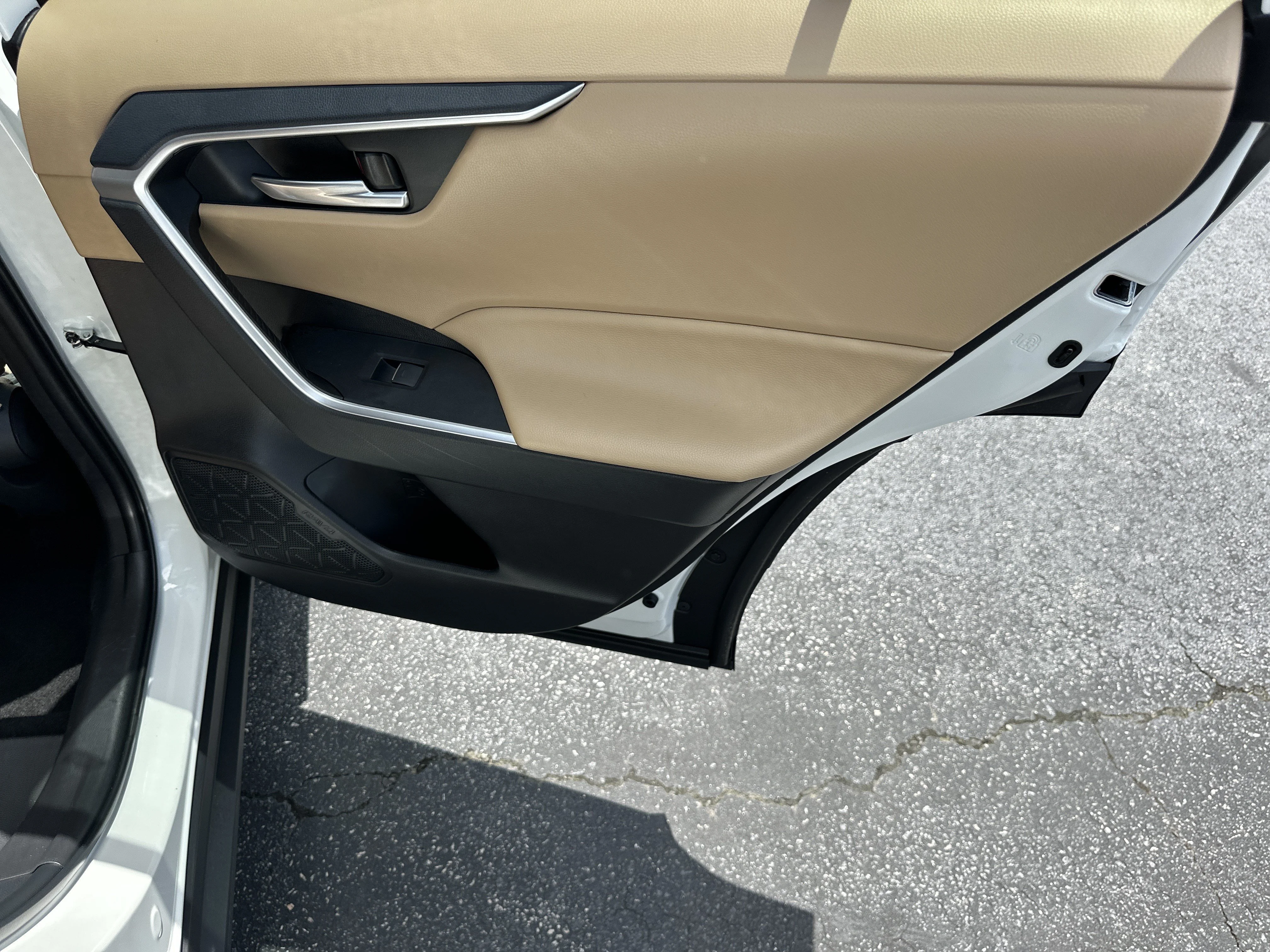 Used 2025 Ice Cap Toyota XLE image 16